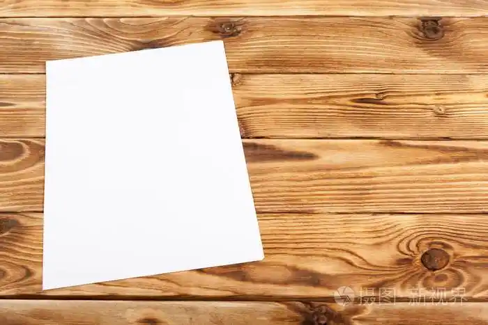 在木桌上的空白纸张照片-正版商用图片091bd4-摄图新视界