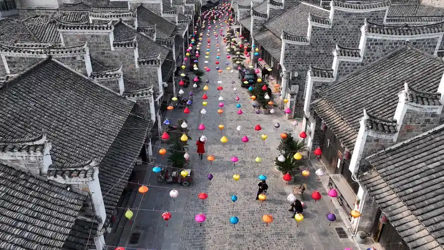 贵州黄平旧州古镇引游人