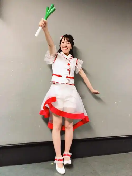 歌手出道,将在2018年1月开始放送的【爱吃拉面的小泉同学】里演唱op