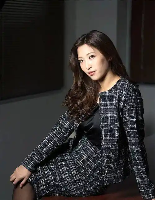 水稀美里有着一种知性又带有一些野性的御姐气场