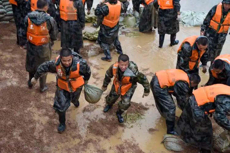 当年从这里打过长江,今天再这里抗洪守城!