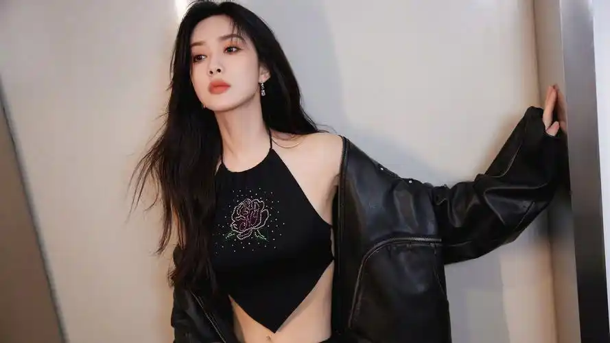 黑色套装漂亮美女孟子义电脑壁纸高清大图预览1920x1080_美女壁纸下载