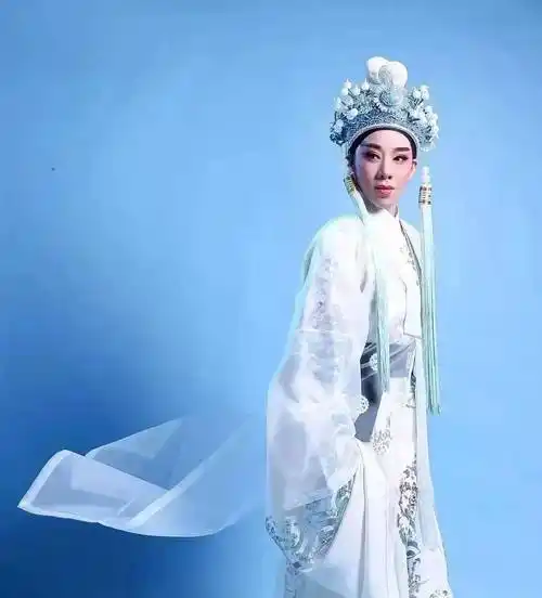 现为临海市桔香越剧团当家小生,主攻范派,兼唱陆派及其他流派.