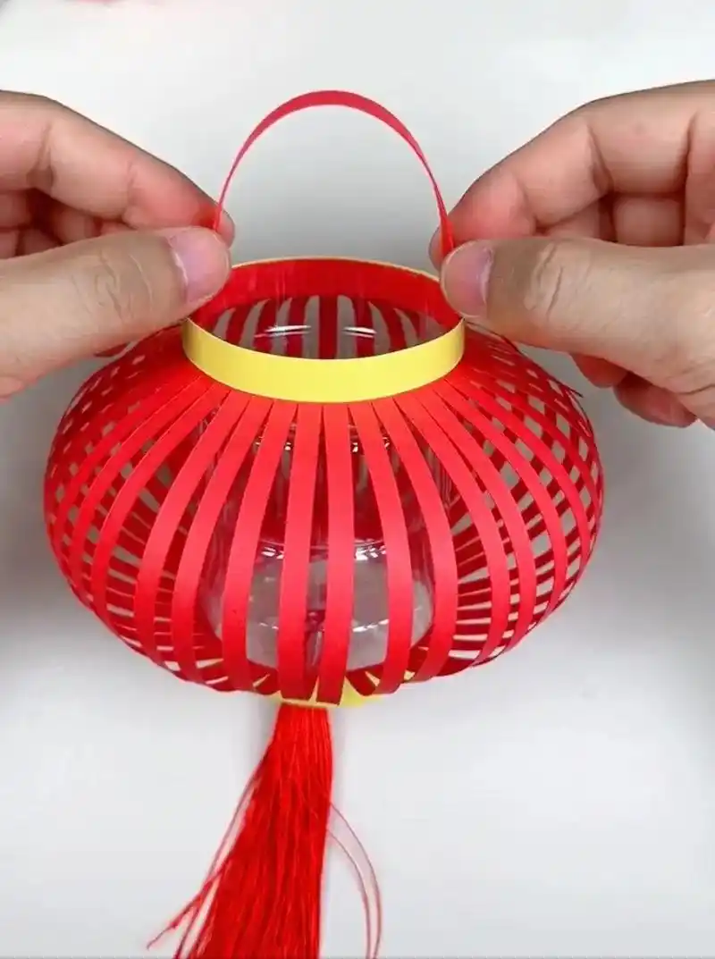 手工灯笼.只需要饮料瓶子,彩纸,剪刀和双面胶就可以做成一个好 - 抖音