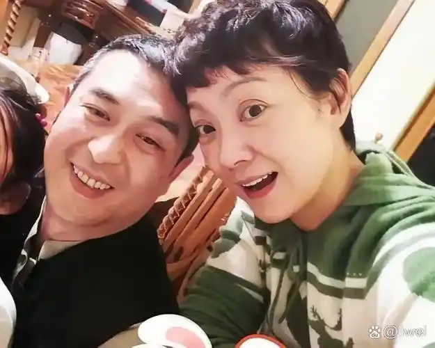 张嘉译妻子在线晒素颜照,展示她不加修饰的素颜状态!