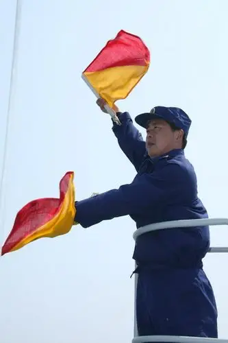 4月16日,"青岛"号上的旗语兵在打旗语.
