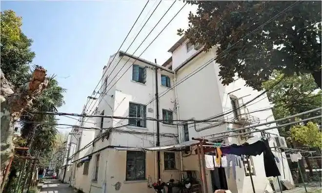 70岁的曹杨一村旧改进行中既恢复建筑原貌又改善居住质量