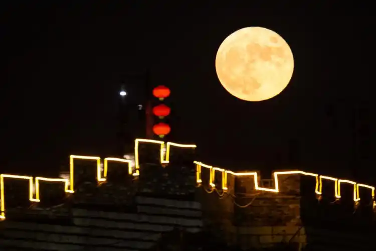 那是一轮   穿越时空的古老月亮   △2021年9月21日,湖南长沙.