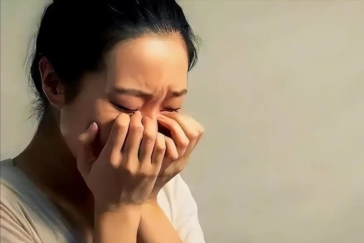 34岁的刘芳,是一位离婚的女性,肩负着独自抚养女儿的重任.