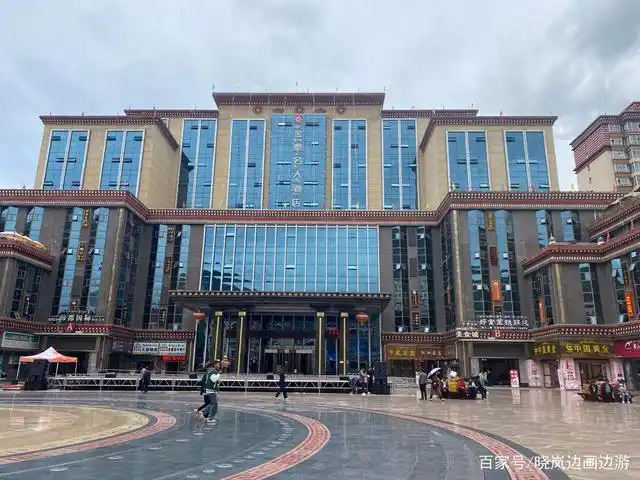 西藏第三大城市,市中心高楼林立堪称高原小重庆,房价比拉萨贵