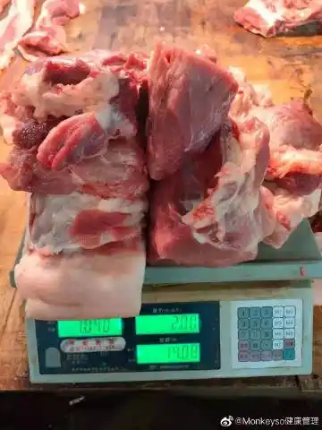 2斤 姐姐把14斤肉猪放称有上多大一砣[惊恐] 结果真是敢不想象呀[恐惧