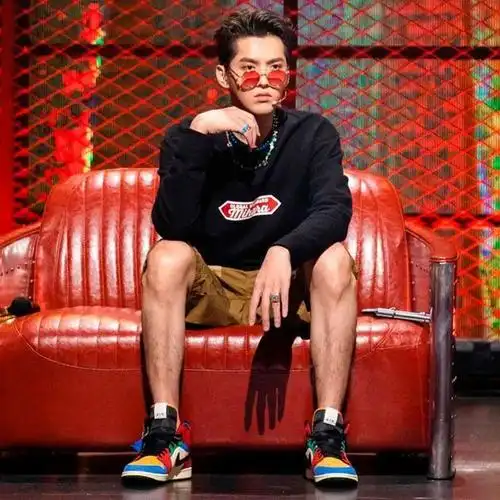 对于这件下摆较长并且多色拼接的单品,吴亦凡采用简洁的卡其色短裤来