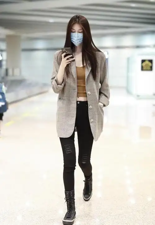 何穗178的大长腿没白费(何穗的178身高真没白长,穿"真空西装"好妩媚