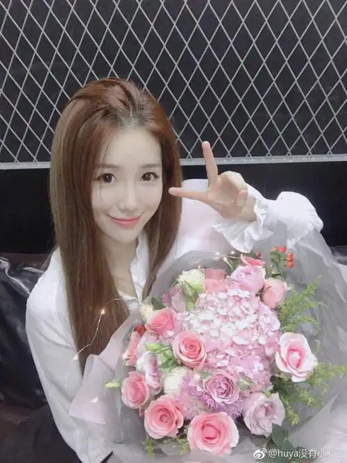 虎牙直播天命杯女主持法拉利接送粉丝租下大巴车广告应援