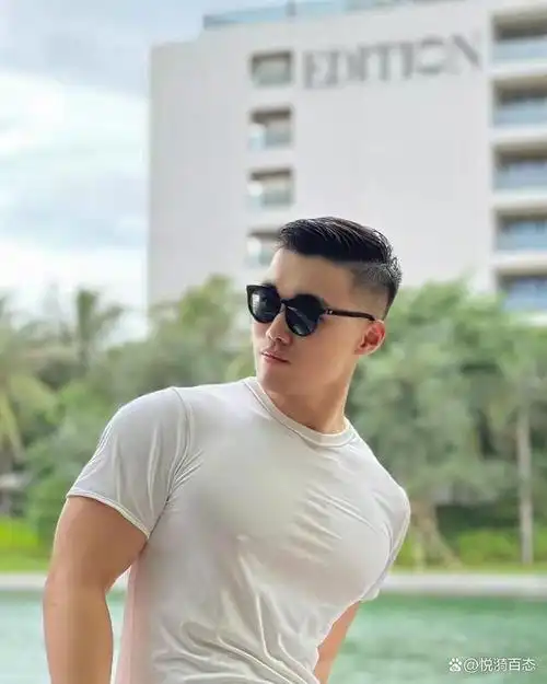 90后型男酷酷的壮壮的帅气阳刚的他依旧在坚持打磨自己