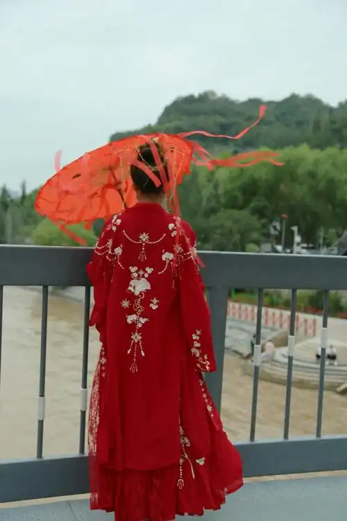 红衣美女宛如仙孑下凡间