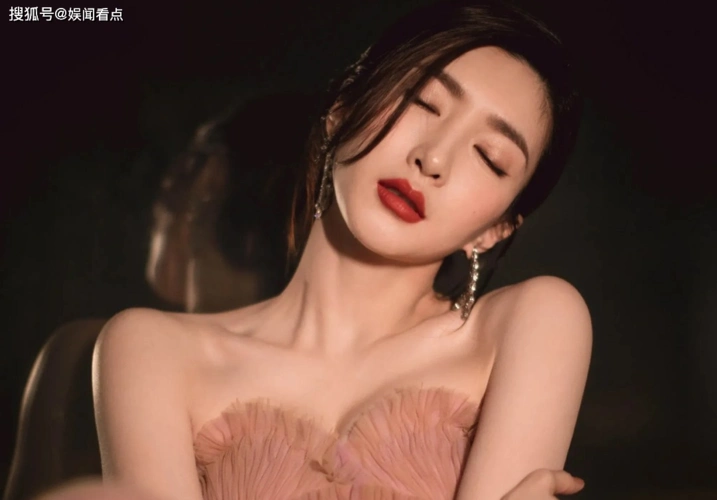 江疏影粉色抹胸裙盘发配鲜艳大红唇成熟又性感