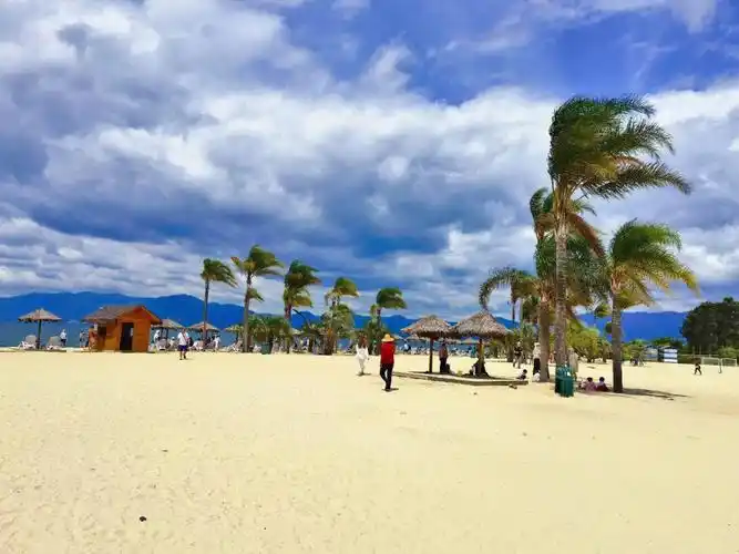 很多风景区,因为时间原因,我只选择了三个,月亮湾,太阳山和禄充风景区
