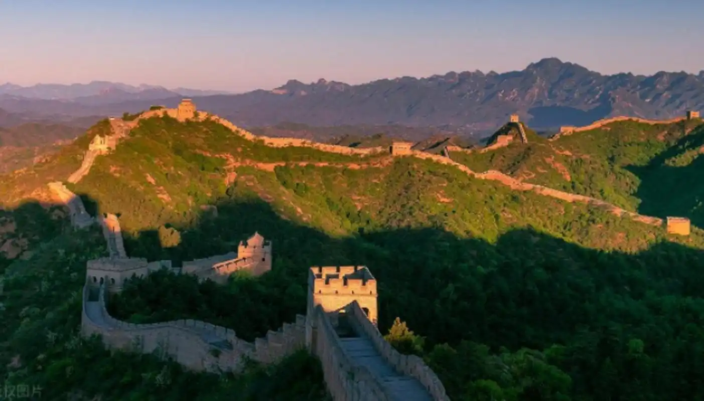 万里长城 景点历史和文化背景:万里长城是中国古代的一项伟大工程,是