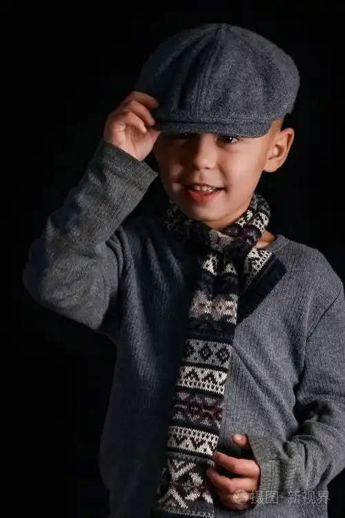 黑色背景的快乐小子