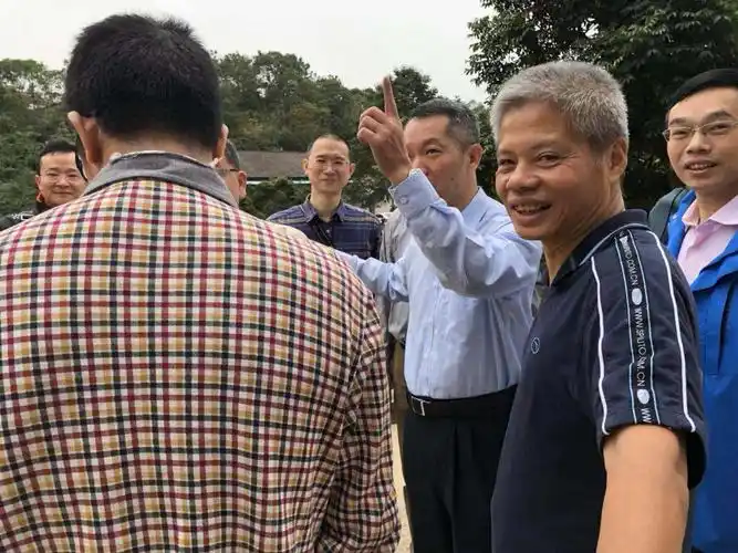 门口,罗嘉文副校长和惠州校友们相谈甚欢.