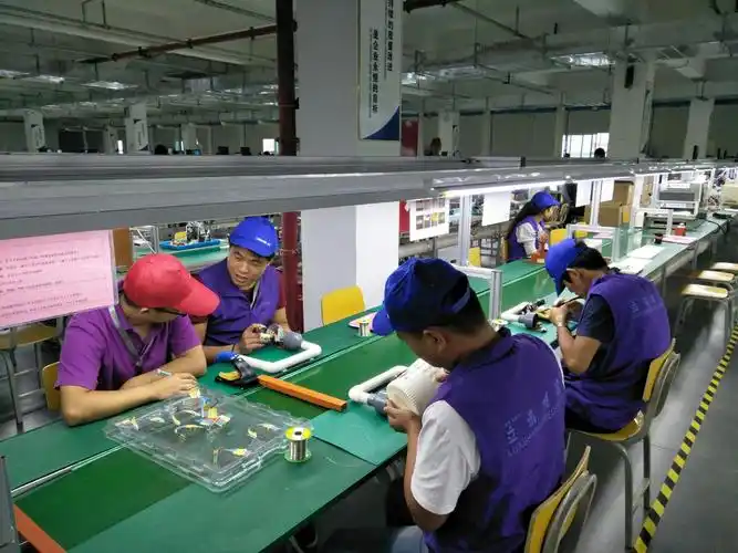 立讯精密产线上工作的员工,看起来很轻松