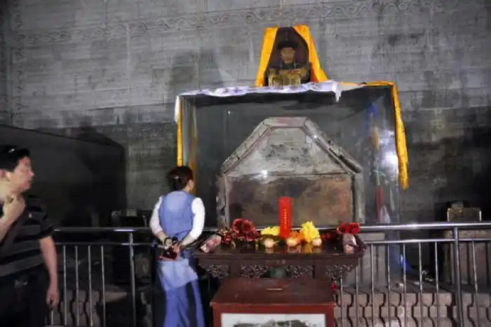 专家挖开"雍正墓",往里瞅了一眼,扭头就跑,大喊:用水泥堵死