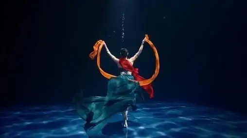 河南卫视水下洛神舞《祈》爆红,绝美亮相的背后是舞者的万千努力