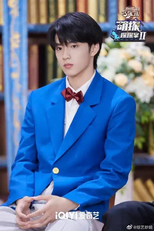 刘耀文《萌探2》最新剧照来啦!蓝色西装好正,好乖的一个小朋友
