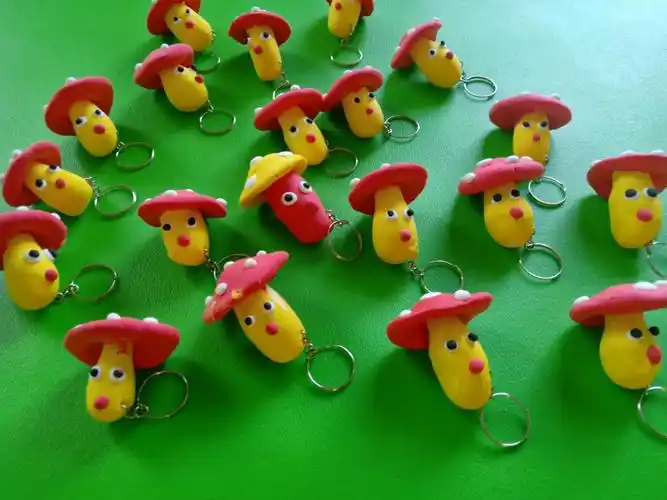 临朐供销社幼儿园小班dⅠy彩泥手工《阳光蘑菇》