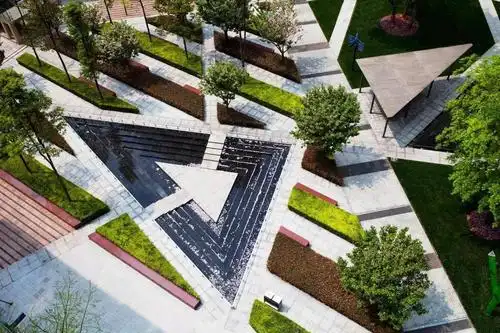 但并没有阻挡设计师发挥,三角形的设计元素恰到好处