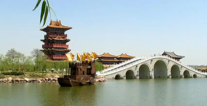 坐落于开封市龙亭湖西岸,是首批国家aaaaa级旅游景区和中国非物质文化