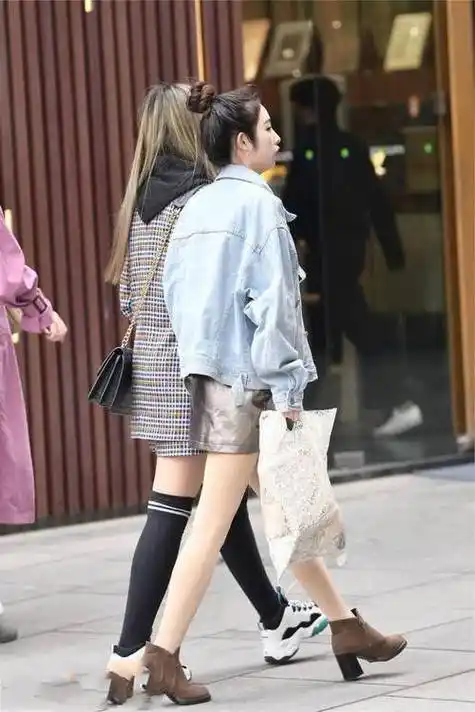 路人街拍,小姐姐端庄大气,搭配肉色的丝袜,显得肤色很好看_时尚_款式