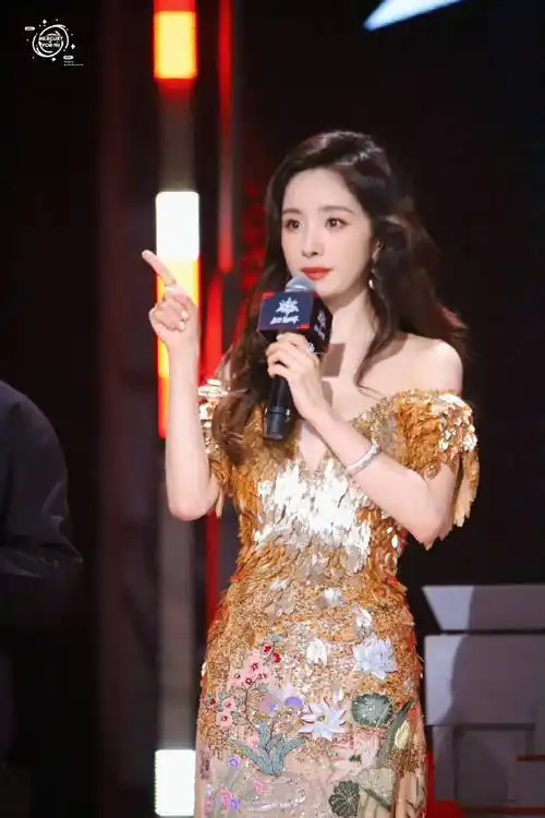 杨幂亮相上海晶核职业联赛,高定礼服显华贵大气,身材管理太牛了_游戏