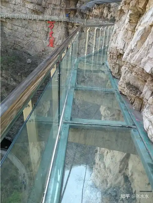 玻璃栈道通天峡:在玻璃栈道快走完的地方你如果注意会注意到有一条向