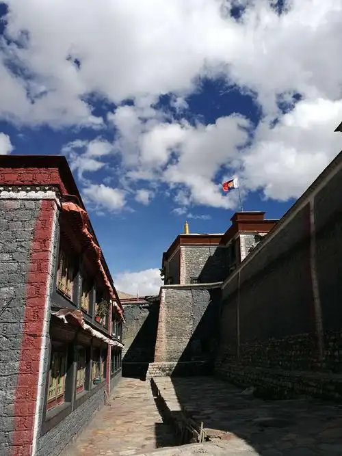 萨迦派开创了西藏政教合一的历史.