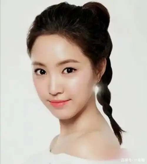 村里有个姑娘叫小芳长的好看又善良,一双美丽的大眼睛辫子粗又长