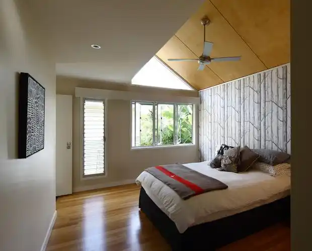 单面斜顶别墅现代风卧室装修效果图