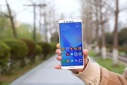 华为畅享8 plus评测:全面屏 前后四镜头