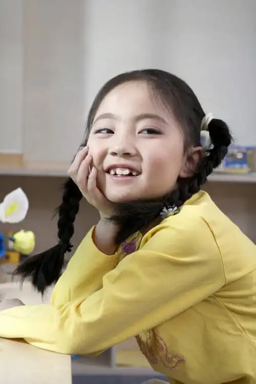 东方人,婴儿,儿童,一个人,学生,学校,站,笑,微笑,露齿笑,竖图,俯视