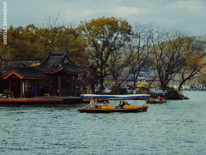 【手机摄影】阴天的杭州,泛舟西湖上,别有一番风味!