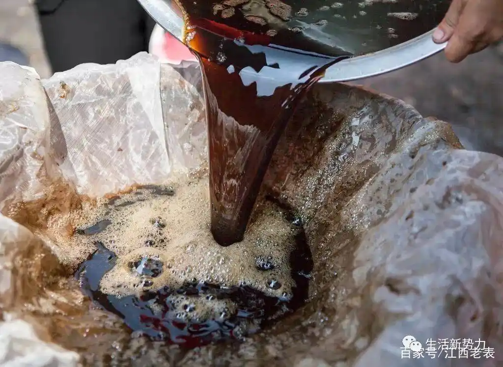 江西人小时候爱吃的冰黑凉粉,原来是这样做出来的