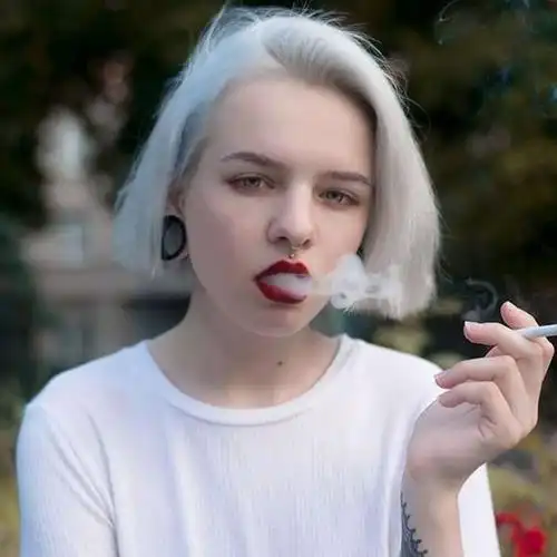 白发浪女吞云吐雾头像