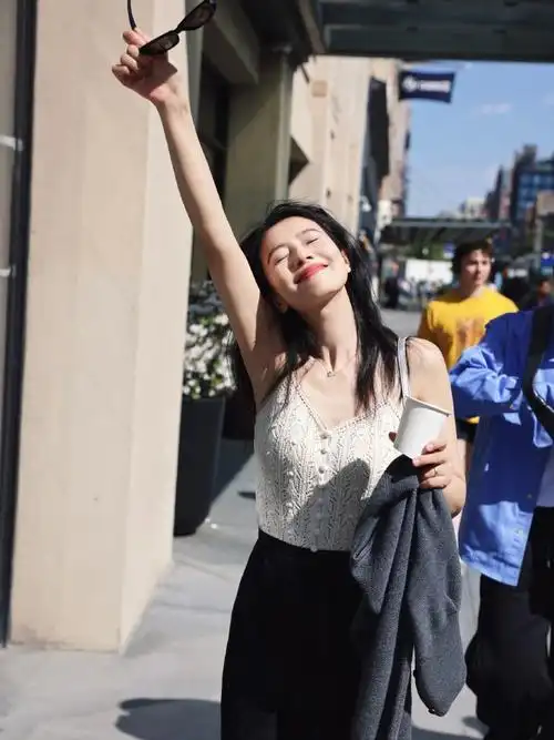 高圆圆超话美圆儿的碎片回忆录~  夏天 好友 街边 散步#goo-td