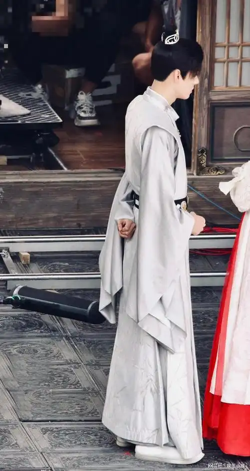 《安乐传》路透,迪丽热巴被龚俊抓手一脸茫然,刘宇宁风流倜傥