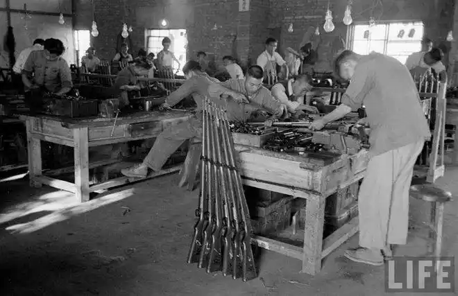 老照片1951年台湾的兵工厂正紧张地工作之中