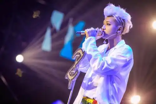 黄子韬直播脱衣大爆体重 巡演观看量破415万|演唱会