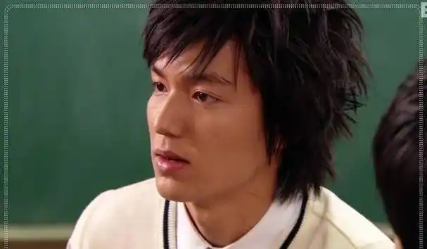 李敏镐儿时照片曝光:从足球小将成长为演员,粉丝数量居韩国第一_人气