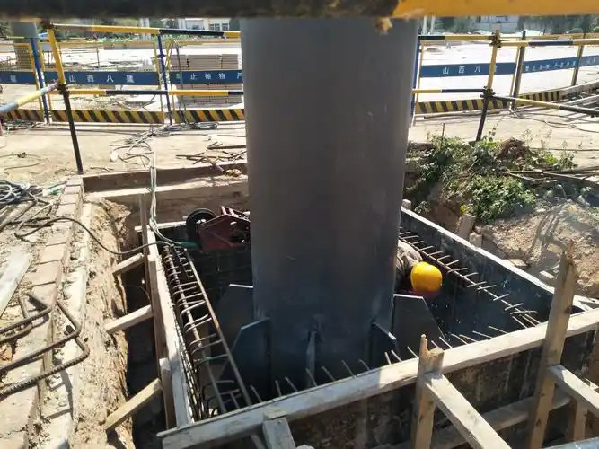 天桥钢柱加劲板焊接,桥墩绑设钢筋,支模