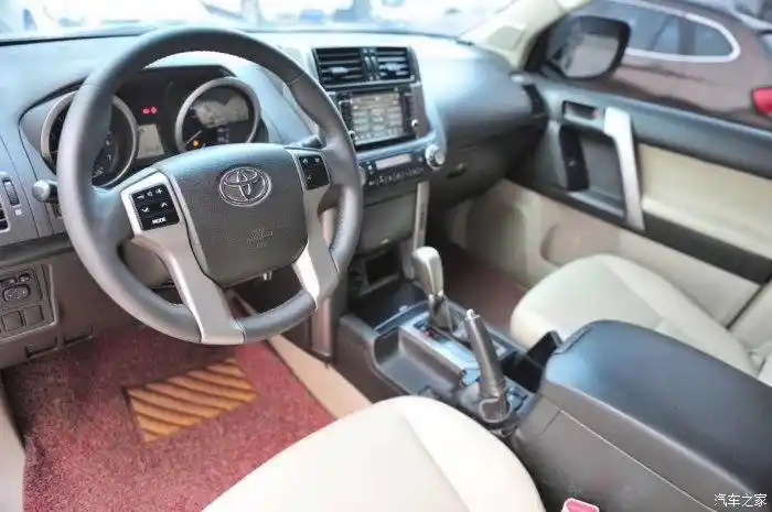 带大家看看丰田普拉多2700内饰